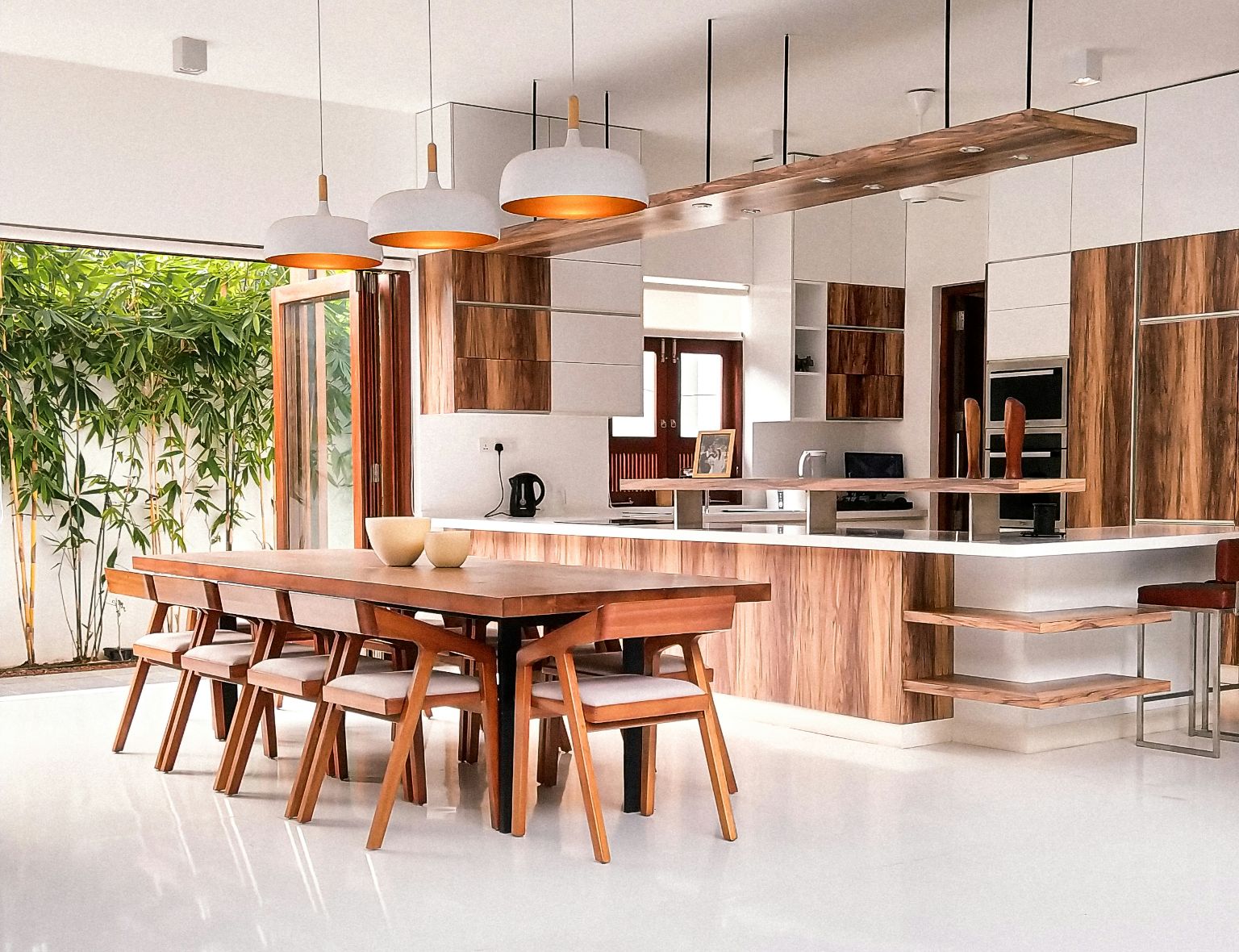 Cozinha externa com ilha e churrasqueira